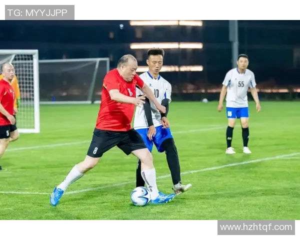 王大雷与足球明星亲密合影展现运动精神与友谊的精彩瞬间